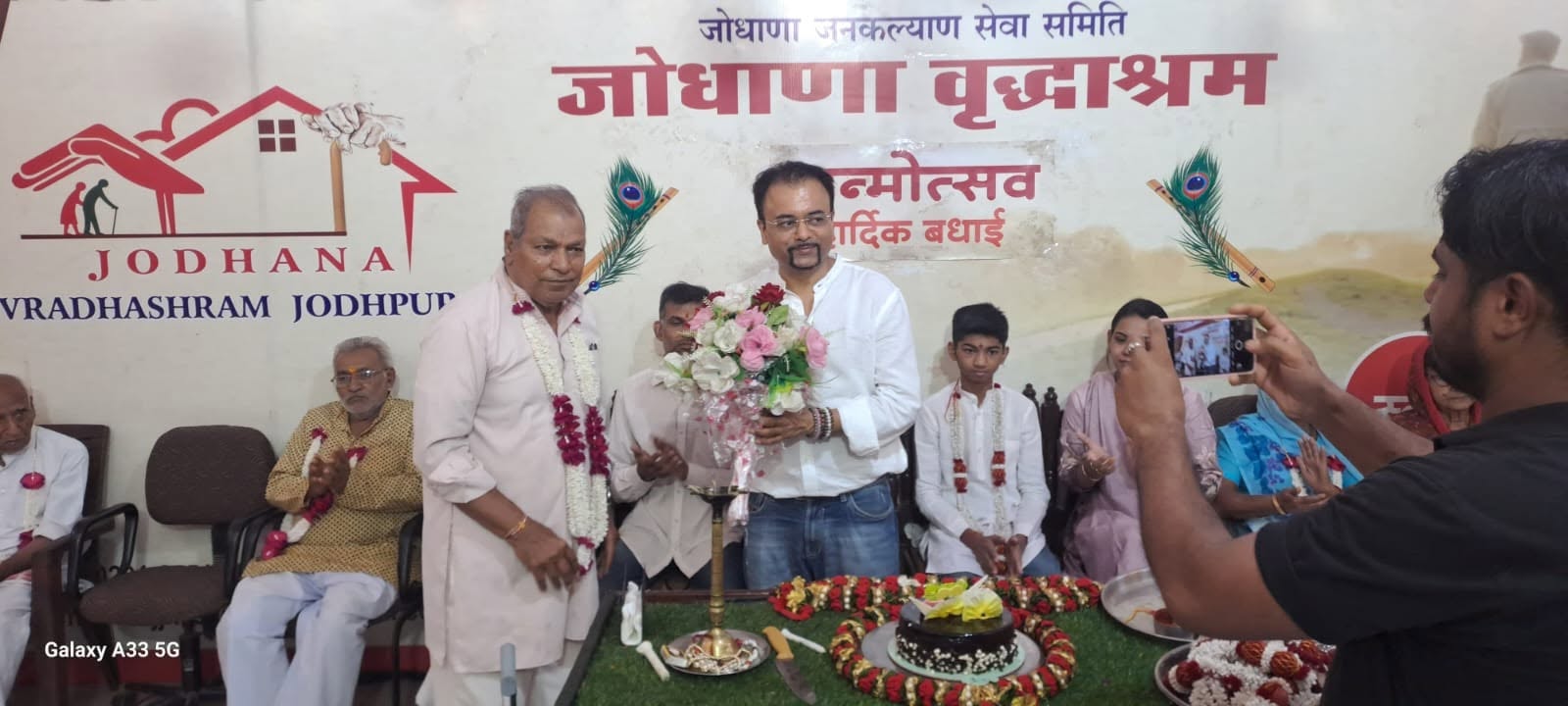 Nizi Bhandari assisting Jodhana Vradhashram old-age home in Jodhpur with supplies